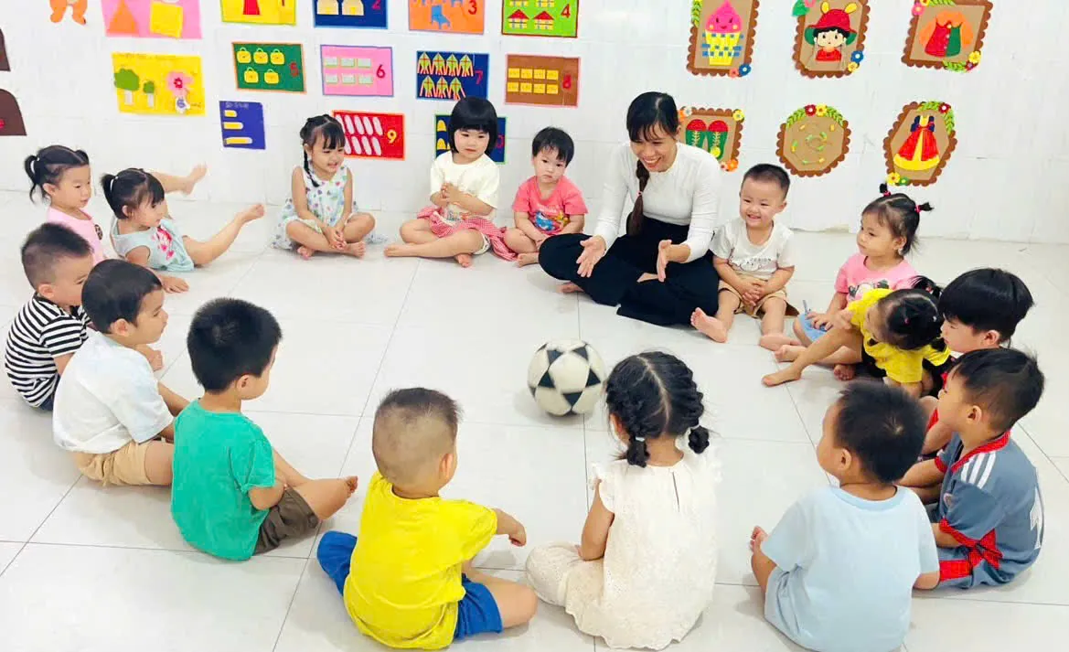 Cô giáo hướng dẫn bé học tại mầm non Sao Sáng
